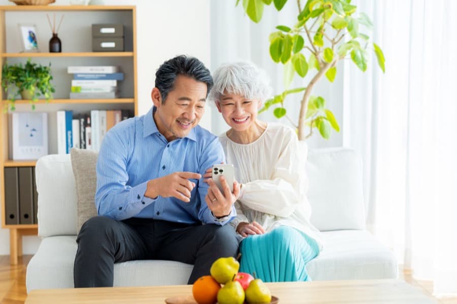 スマホを見ている夫婦