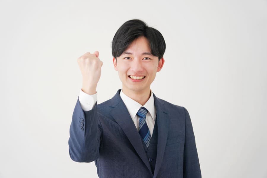 ガッツポーズをする若い男性