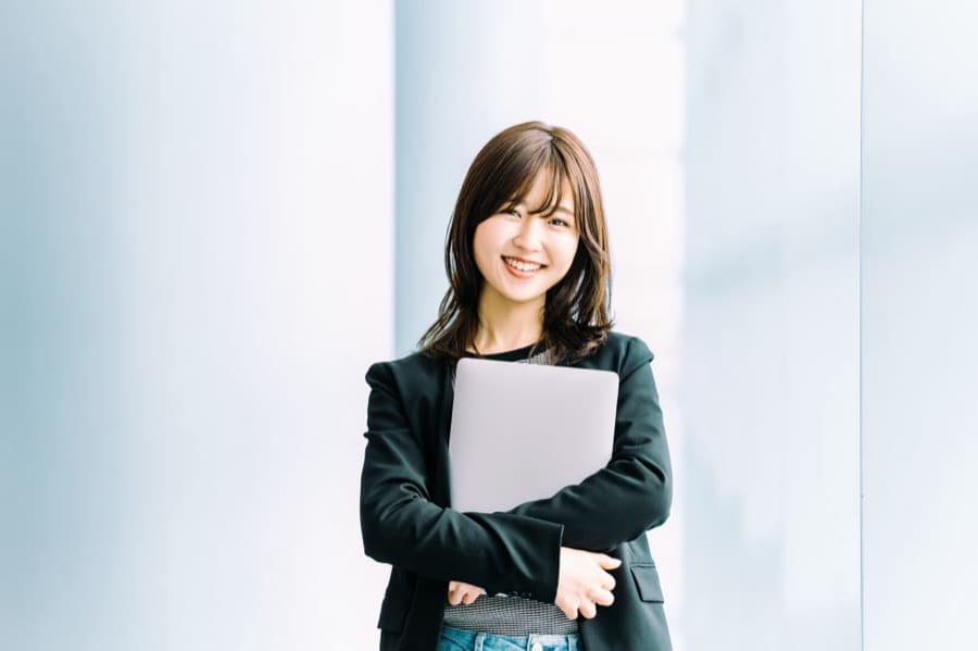 スーツ姿の若い女性
