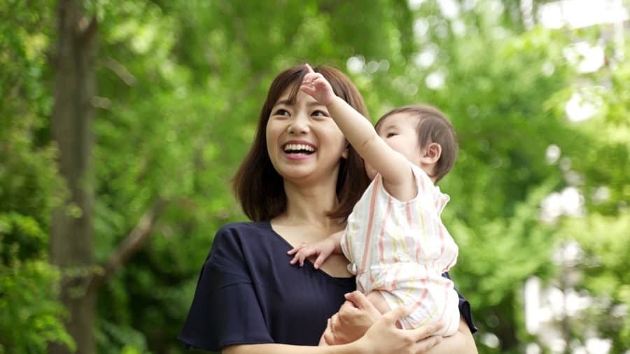 赤ちゃんを抱える女性