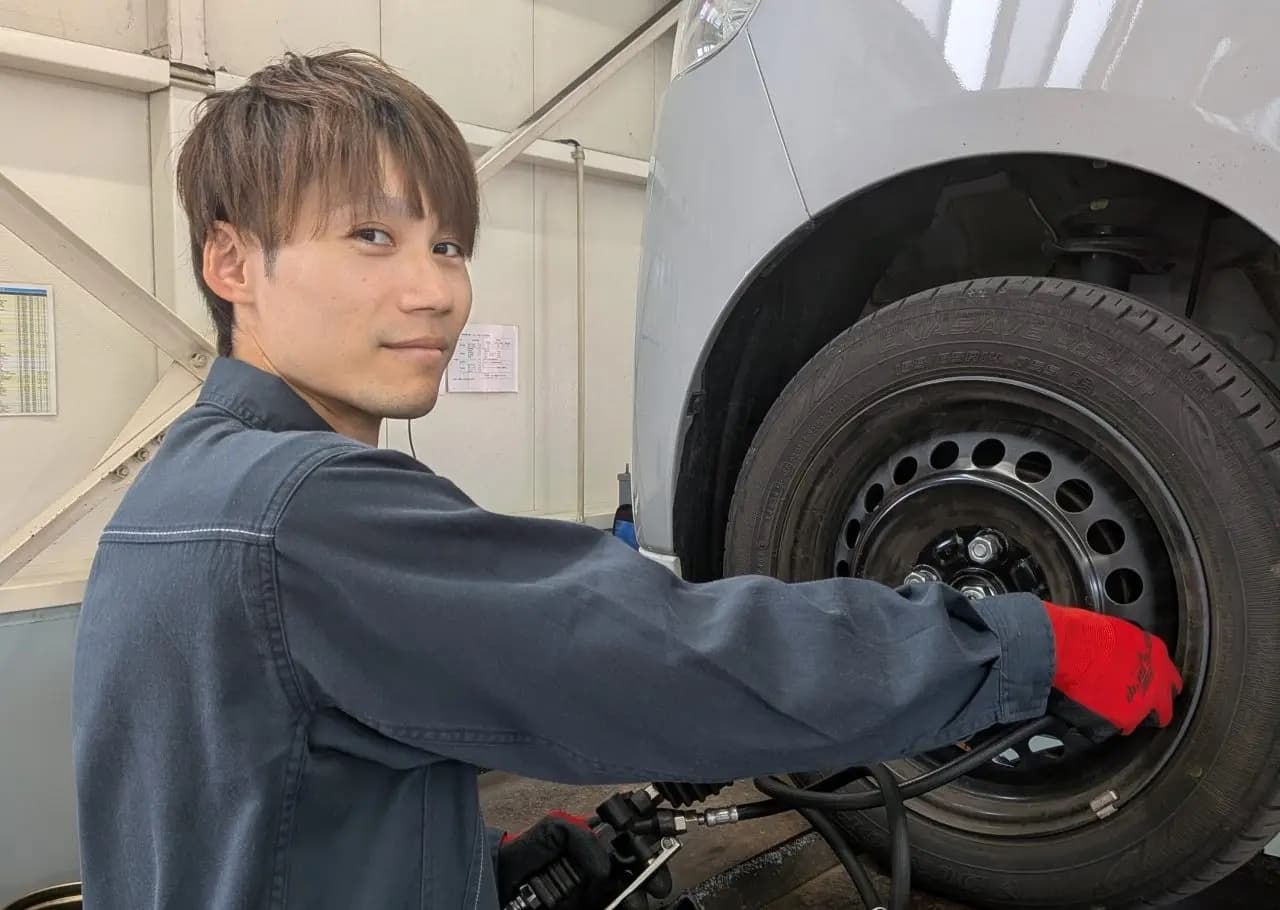 タイヤ交換をする東京自動車の整備士